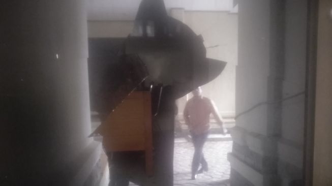 Pintu Kaca Ruangan Keuangan DPRK Lhokseumawe Pecah, Ada Apa?