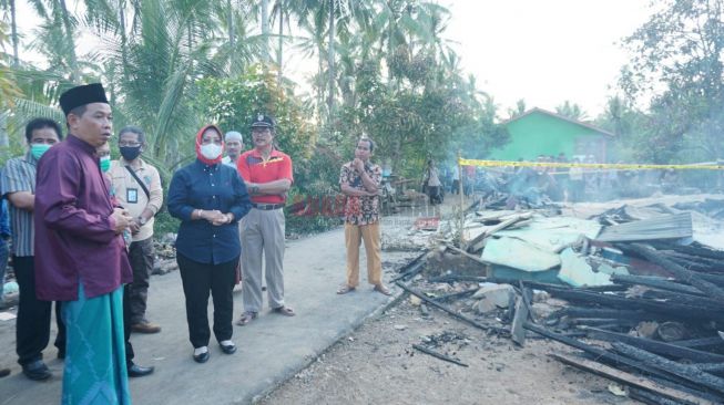 Bupati Mempawah Erlina Kunjungi Lokasi Kebakaran Lembaga Pendidikan Riyadhul Ulum, Akui Hal Itu Musibah