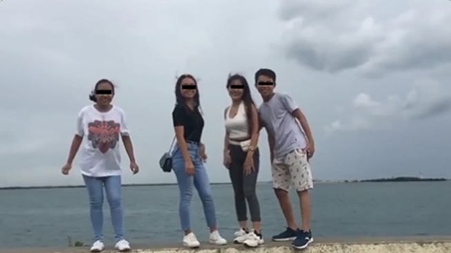 Kocak! Sekelompok ABG Lagi Foto Bareng di Pinggir Laut, Ending 'Headshot' Auto Bikin Ngilu