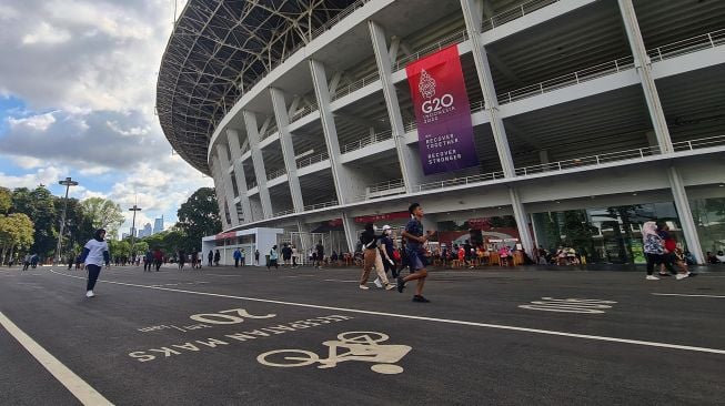 Warga berolahraga di kawasan Stadion Utama Gelora Bungkarno, Senayan, Jakarta, Sabtu (12/3/2024).  ANTARA FOTO/Muhammad Iqbal
