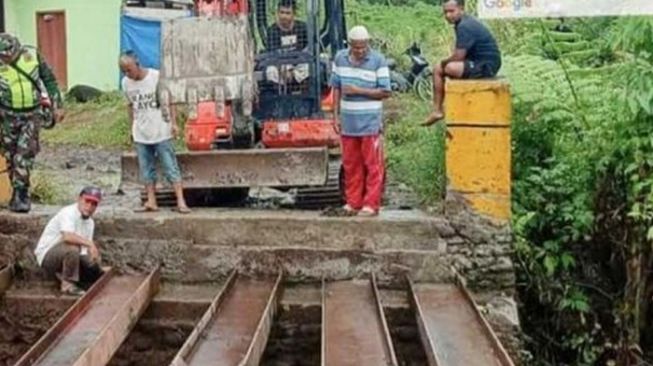 Jembatan Darurat di Sungai Batang Tapa Malampah Pasaman Dikerjakan