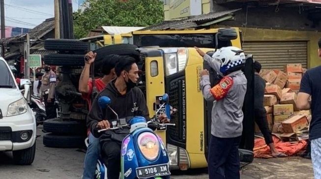 Truk Bermuatan Minyak Goreng Terguling di Jalan Raya Mauk Tangerang