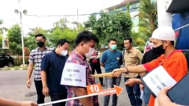 Rekonstruksi Pembunuhan di Lorong Kenari, Korban Peluk Pelaku sebelum Jatuh Tersungkur