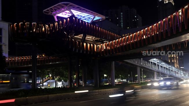 Suasana Jembatan Penyeberangan Orang (JPO) Pinisi Karet-Sudirman pada malam hari di Jakarta, Sabtu (12/3/2022). [Suara.com/Angga Budhiyanto]