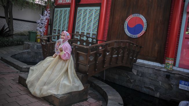 Warga memakai pakaian tradisional Korea saat mengunjungi Kampung Korea di Kiara Artha Park, Bandung, Jawa Barat, Sabtu (12/3/2022).  ANTARA FOTO/Raisan Al Farisi
