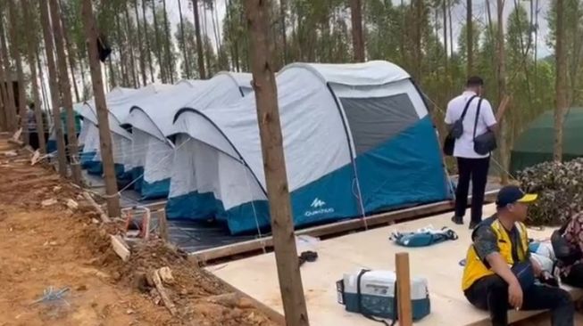 Petugas sedang mempersiapkan tenda berkemah di lokasi ibu kota negara, Sepaku, PPU. [Istimewa]