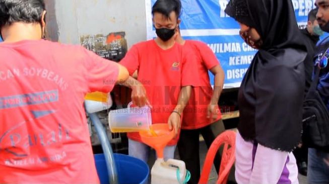 Warga Pontianak Diminta Tak Usah Panik, Stok Minyak Goreng Disebut Aman, Buktinya?