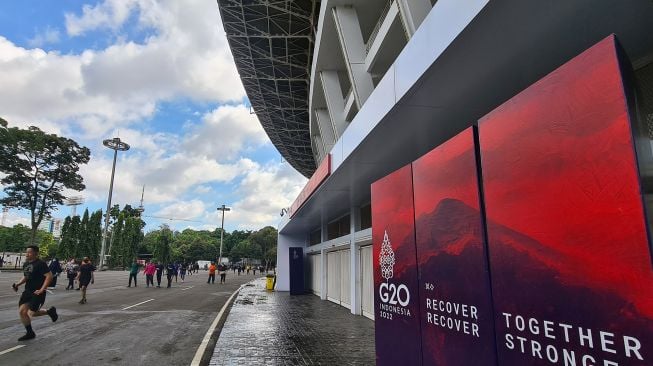 Warga berolahraga di kawasan Stadion Utama Gelora Bungkarno, Senayan, Jakarta, Sabtu (12/3/2024).  ANTARA FOTO/Muhammad Iqbal
