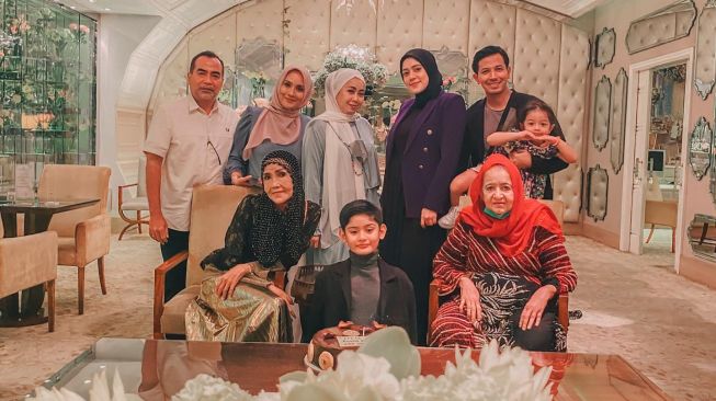 Fairuz A Rafiq merayakan ulang tahun ke-36 bersama suami, Sonny Septian, anak-anak dan keluarganya di sebuah hotel mewah di Jakarta. [Instagram]