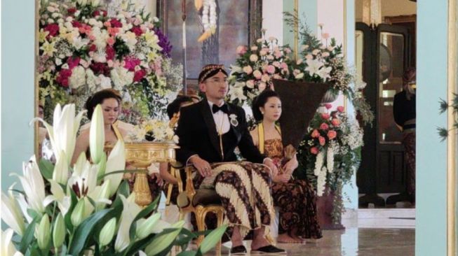 Gusti Pangeran Haryo (GPH) Bhre Cakrahutomo Wira Sudjiwo resmi menjadi Kanjeng Gusti Pangeran Adipati Arya (KGPAA) Mangkunegara X melalui acara pengukuhan di Pura Mangkunegaran Surakarta, Sabtu (12/3/2022). [ANTARA/Aris Wasita]