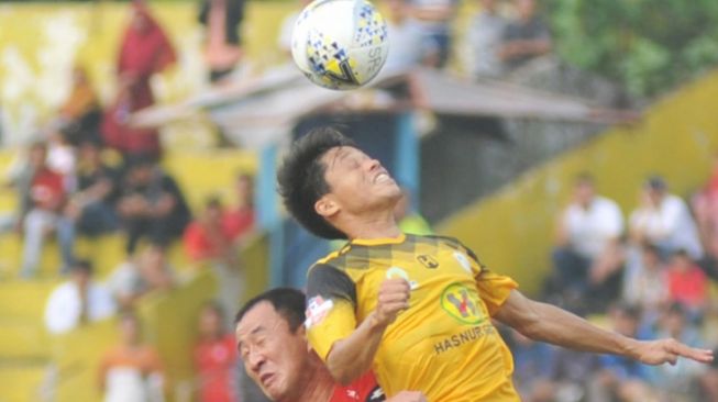 Pesepak bola Semen Padang FC, Yu Hyunkoo (kiri) duel udara dengan pemain PS Barito Putera, Kozuke Yamazaki (kanan), pada pertandingan lanjutan Liga 1 2019, di Stadion GOR H Agus Salim Padang, Sumatera Barat, Minggu (1/9/2019). [ANTARA FOTO/Iggoy el Fitra/foc]