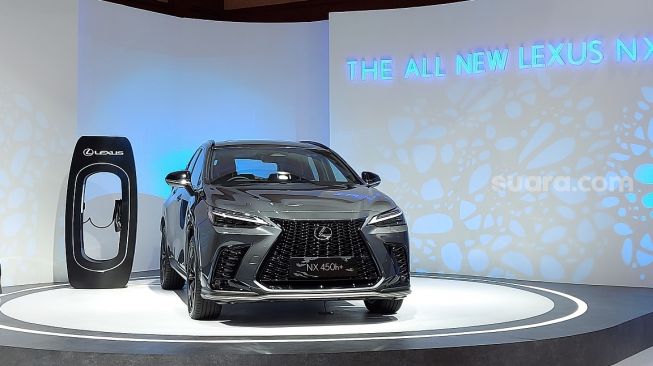 Lexus Perkenalkan Mobil Hybrid Pertama di Ajang Jakarta Auto Week 2022