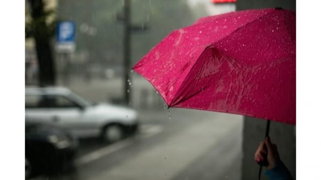 Keseruan Siswa Sekelas Main Hujan-hujanan, Bikin Iri Warganet: Boleh Join Enggak?