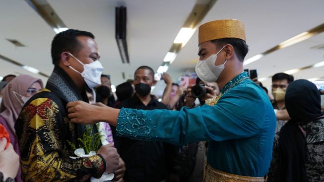 Antusias Masyarakat Sambut Kedatangan Gubernur Sulsel di Bandara Sultan Hasanuddin