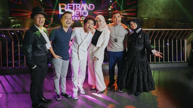 Betrand Peto saat syuting video klip lagu "Pesta", yang dimeriahkan sejumlah artis terkenal seperti Irfan Hakim, Putra Siregar dan lainnya. [dokumentasi pribadi]