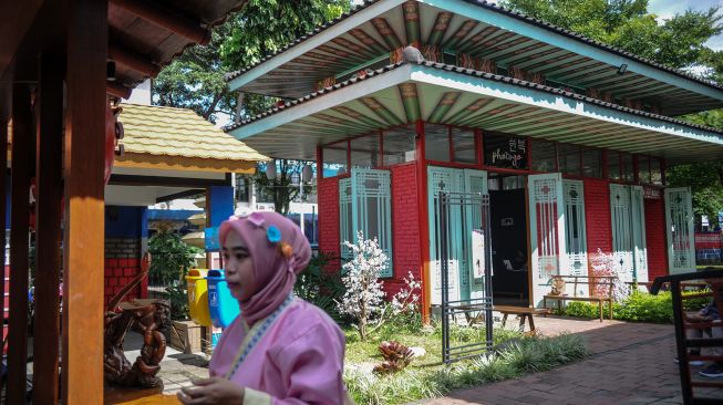 Warga memakai pakaian tradisional Korea saat mengunjungi Kampung Korea di Kiara Artha Park, Bandung, Jawa Barat, Sabtu (12/3/2022).  ANTARA FOTO/Raisan Al Farisi
