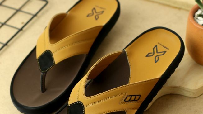 Awalnya Cuma Produksi 5 Sandal, Brand Asal Bandung Ini Kini Punya Banyak Pelanggan