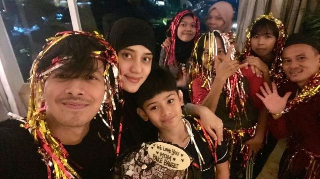 Fairuz A Rafiq merayakan ulang tahun ke-36 bersama suami, Sonny Septian, anak-anak dan keluarganya di sebuah hotel mewah di Jakarta. [Instagram]