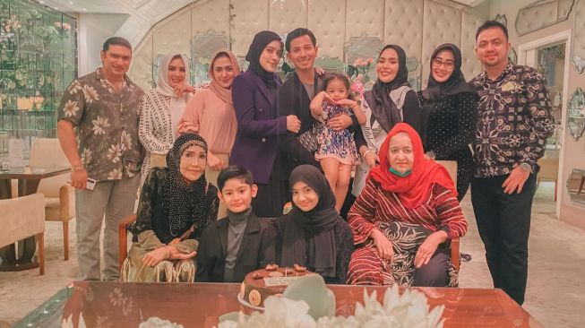 Fairuz A Rafiq merayakan ulang tahun ke-36 bersama suami, Sonny Septian, anak-anak dan keluarganya di sebuah hotel mewah di Jakarta. [Instagram]