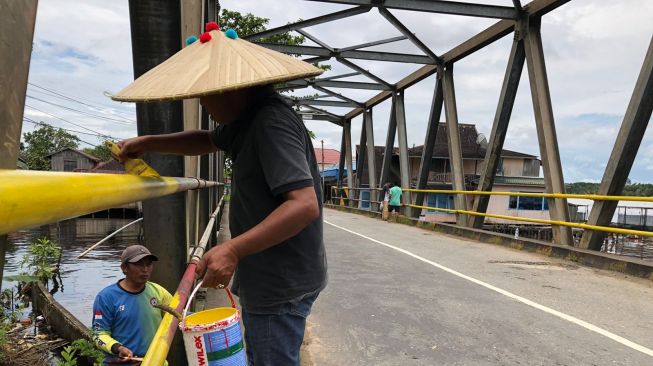 Sambut Ramadan, Masyarakat Adat Cat Kuning Jembatan Mangkurawang, Biaya Dari Hasil Sumbangan Sendiri