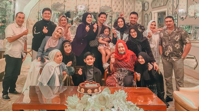 Fairuz A Rafiq merayakan ulang tahun ke-36 bersama suami, Sonny Septian, anak-anak dan keluarganya di sebuah hotel mewah di Jakarta. [Instagram]