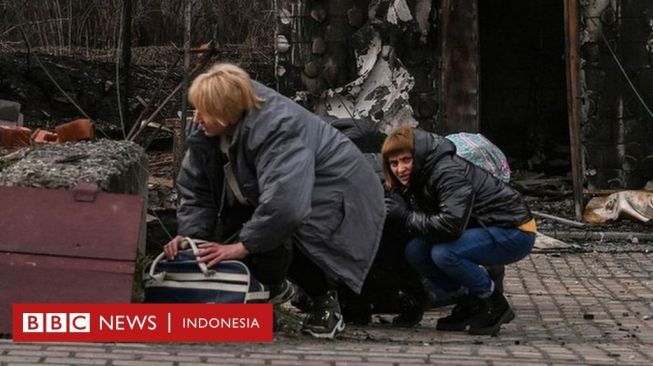 Kisah Keluarga yang Terpaksa Menyeret Nenek Mereka dari Serangan Mortir