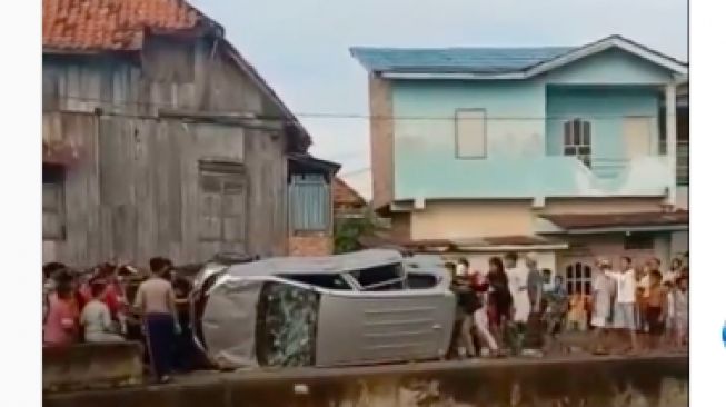 Detik-detik Mobil Avanza Diamuk Massa hingga Ditenggelamkan di Sungai Jerambah Geledek, Warga Sangat Emosi