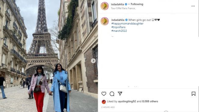 Iis Dahlia liburan di Paris (instagram.com)