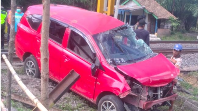 Kereta Api Tabrak Mobil Toyota Calya, Satu Orang Tewas di Tempat