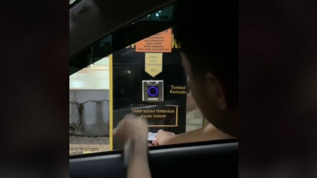 Pemobil menarik paksa karcis parkir hingga struk memanjang (TikTok)