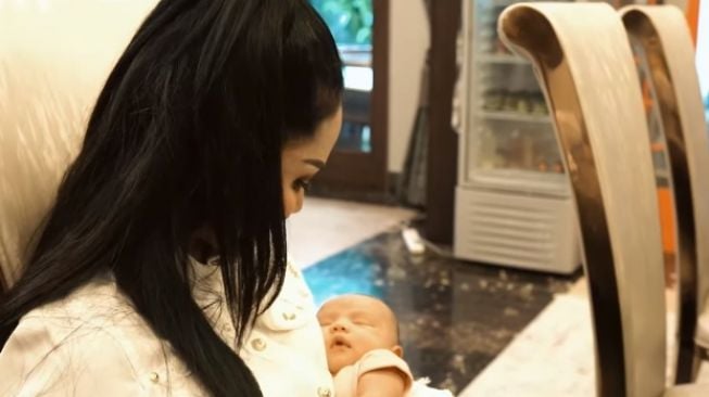 Sambil Gendong Baby Ameena, Krisdayanti Nostalgia Momen Aurel Hermansyah Masih Bayi