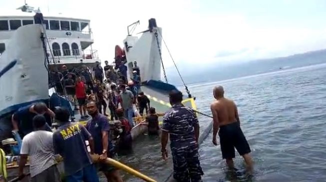 KMP Tiga Anugrah Kandas di Pelabuhan Gilimanuk, Penumpang Dievakuasi Menggunakan Jukung