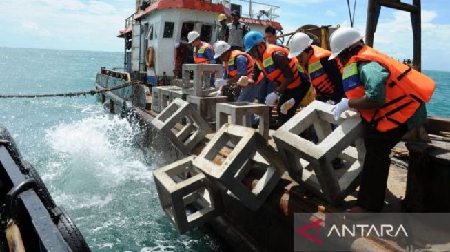 Sebanyak 1.920 unit Karang Buatan Ditenggelamkan di Laut Bangka Belitung