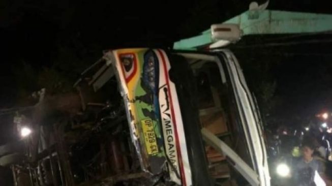 Bus Mega Mas Tujuan Makassar Terbalik di Luwu Timur, Satu Penumpang Meninggal Dunia