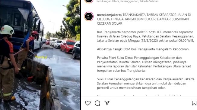 Petugas Damkar saat membersihkan solar dari bus TransJakarta yang kecelakan di jalur busway. (Tangkapan layar/Instagram)