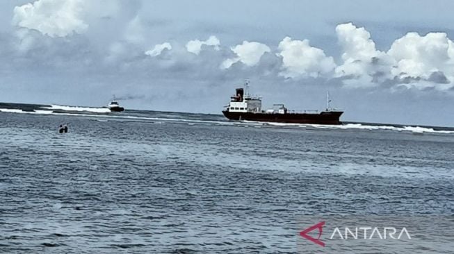 Kapal Tanker Kandas di Perairan Sancang, Kru Bertahan Lima Hari Belum Bisa Dievakuasi