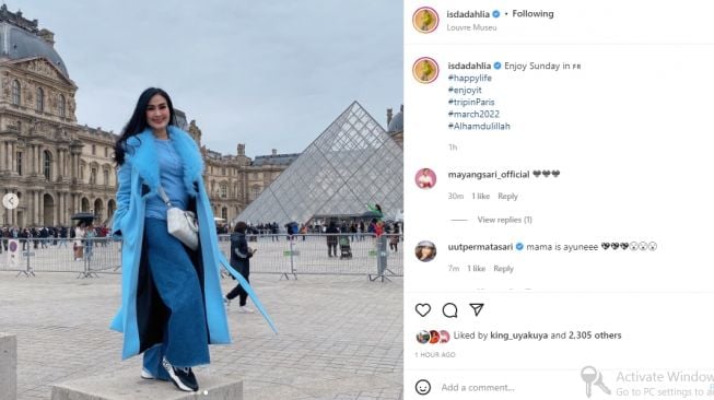 Iis Dahlia liburan di Paris (instagram.com)