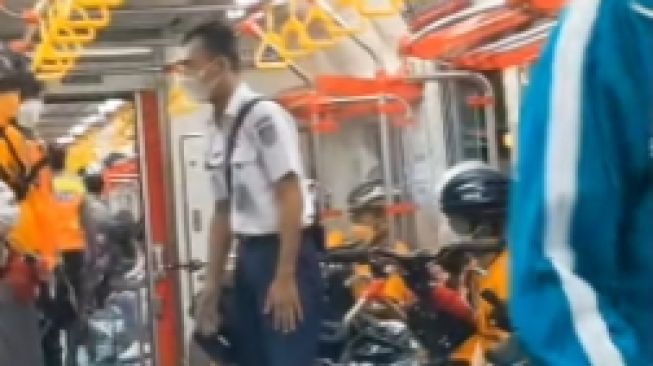 Viral, Komunitas Sepeda Adu Debat dengan Petugas Gerbong KRL, Netizen: Jangan Hobi Kalian Susahkan Orang Lain