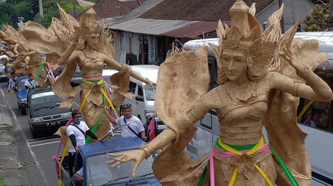 Pawai Patung Anyaman Bambu di Bali