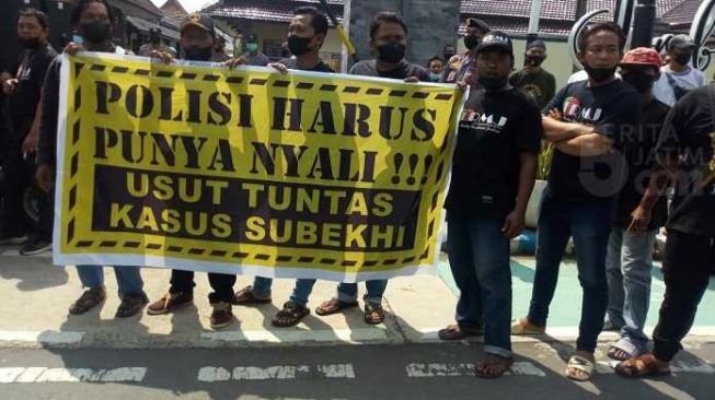 Unjuk Rasa FRMJ Tuntut Polisi Segera Tangkap Anak Kiai Jombang Tersangka Kasus Pencabulan Santriwati