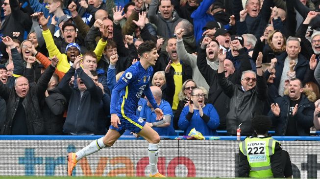 GGelandang Chelsea Kai Havertz melakukan selebrasi usai mencetak gol saat pertandingan sepak bola Liga Premier Inggris antara Chelsea dan Newcastle United di Stadion Stamford Bridge, London , Inggris, Sabtu (13/2/2022). [JUSTIN TALLIS / AFP]