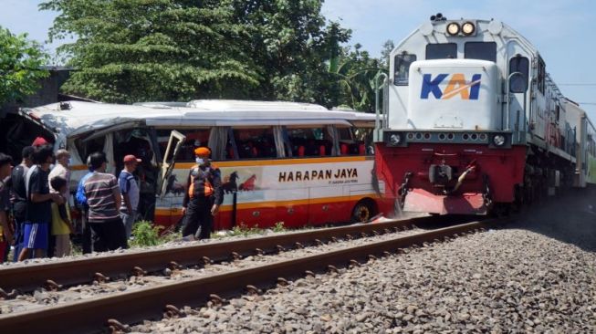 Kecelakaan Versus Bus Harapan Jaya Bikin Lokomotif Rusak, PT KAI Tuntut Ganti Rugi Rp 443 Juta