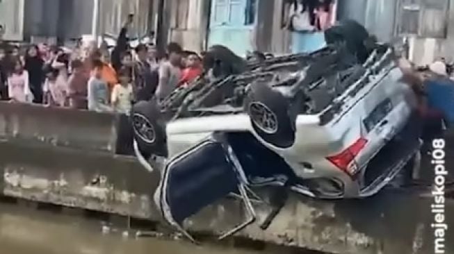 Ugal-ugalan hingga Tabrak Pejalan Kaki, Mobil Diceburkan Warga ke Sungai, Kondisinya Mengenaskan