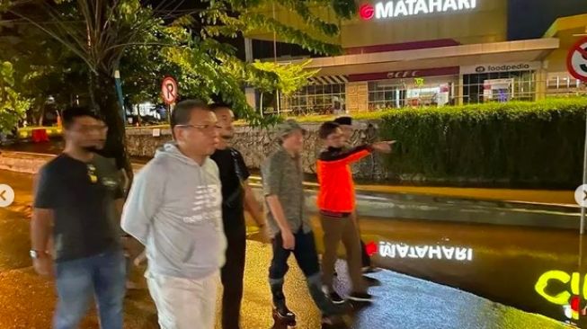 Bupati OKU Teddy Meilwansyah Tinjau Banjir di Depan Citimall Baturaja, Warganet: Sudah Berapa Bupati Gagal Mengatasi?