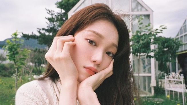 Lee Sung Kyung Jadi Anggota Tim Humas yang Sibuk di Drama Korea Terbaru "Shooting Stars"