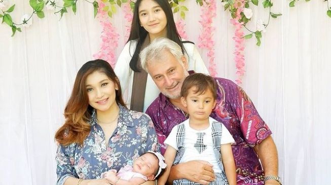 Momen Kenangan Baby Margaretha dan Buami Bulenya. (Instagram/babymargaretha1)