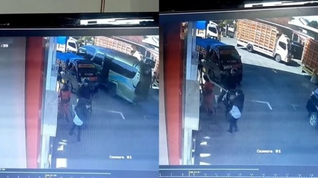 Terekam CCTV, Pegawai SPBU Ini Tak Sengaja Semprot Bensin ke Wajah Pegawai Lain