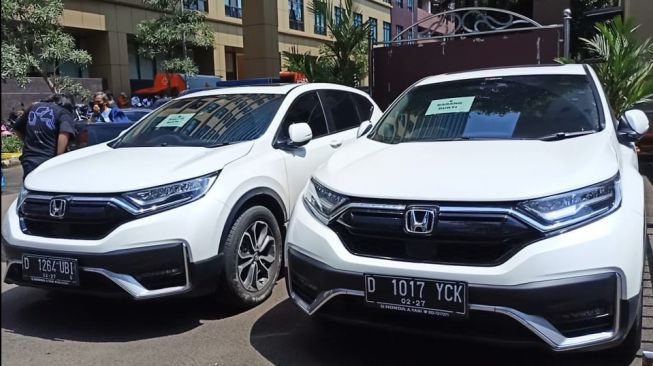 Aset milik Doni Salmanan berupa dua buah mobil Honda CRV Prestige yang disita polisi dipamerkan di Mabes Polri, Jakarta Selatan, Senin (14/3/2022). [Suara.com/Rena Pangesti]