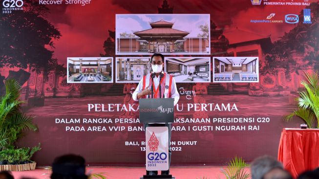 Menteri Perhubungan Budi Karya Sumadi menyampaikan sambutan saat kegiatan peletakan batu pertama proyek revitalisasi bangunan gedung VVIP Bandara Internasional I Gusti Ngurah Rai di Badung, Bali, Minggu (13/3/2022). [ANTARA FOTO/Fikri Yusuf/hp]