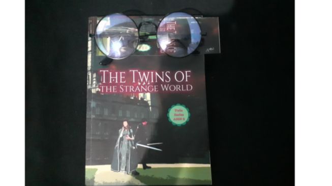 Bertualang ke Dunia Asing Lewat Novel "The Twins of The Strange World"